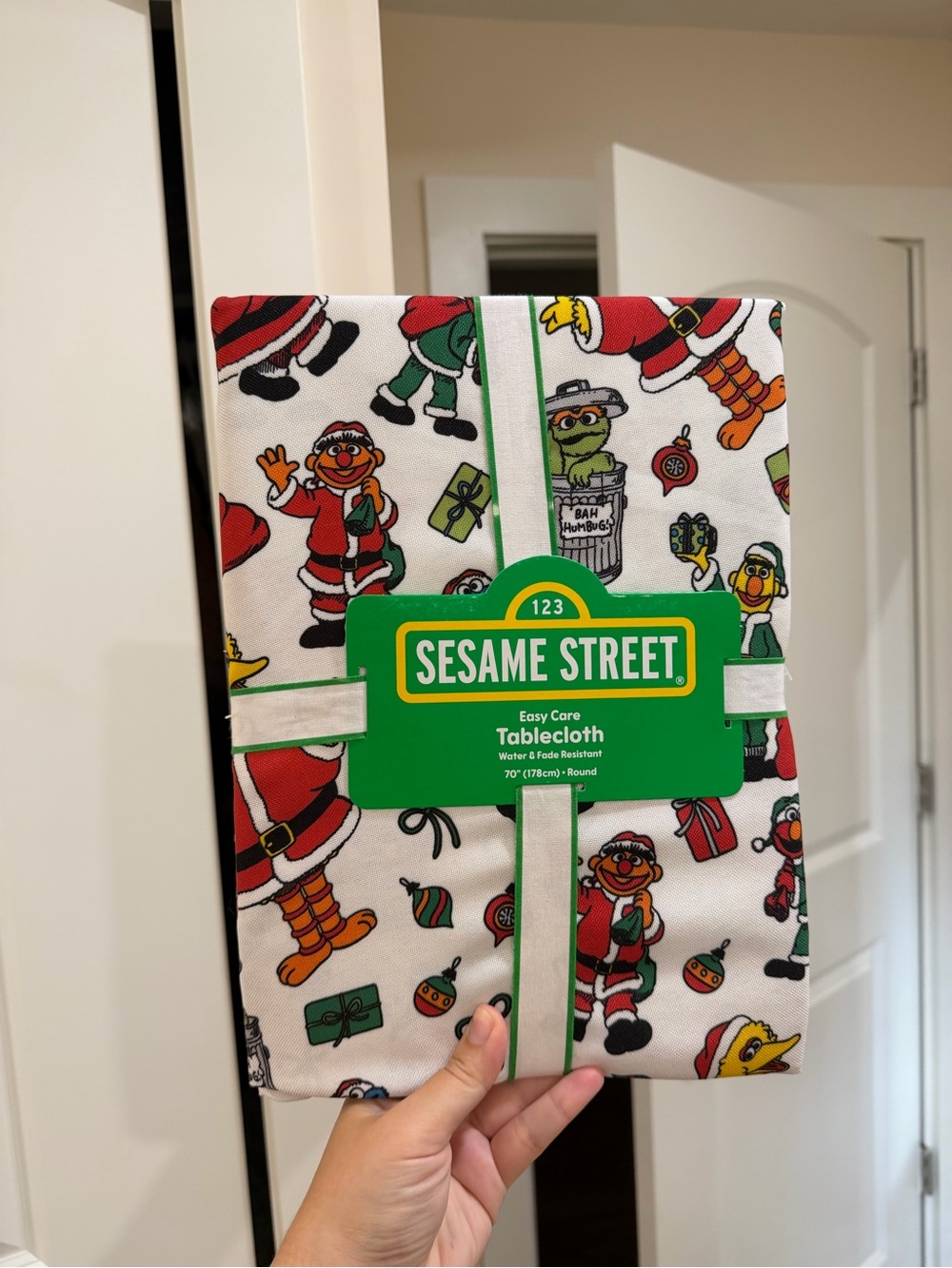 SESAME STREET Christmas Easy Care 70” Round Tablecloth — NWT